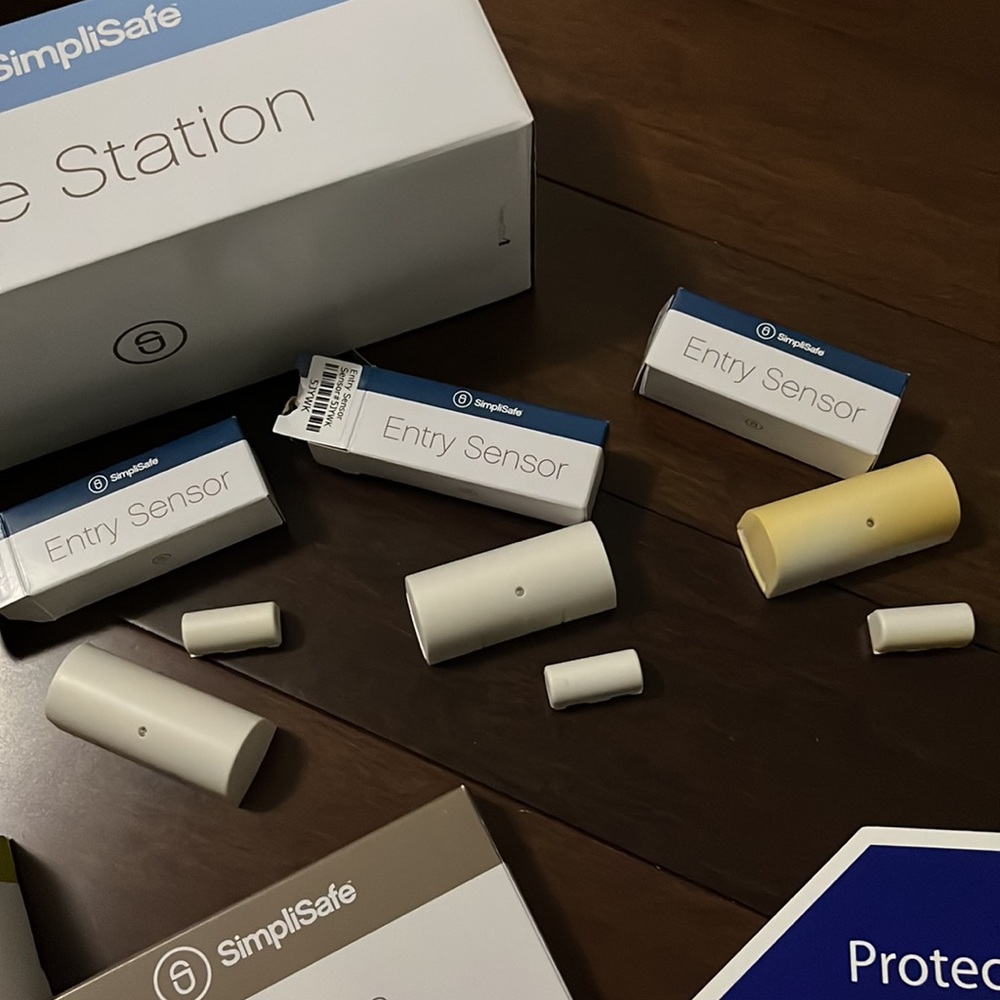 SimpliSafe security system - Picture 4 of 9